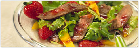 Salade ti?de au bifteck avec petits fruits